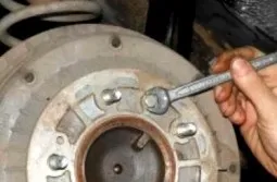Як зняти гальмівний барабан niva chevrolet (опущений упору вниз) Як зняти гальмівний барабан niva chevrolet