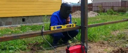 Як зробити паркан з труб своїми руками від вибору матеріалу до останньої заклепки (труб) Як зробити паркан з труб своїми руками від вибору матеріалу до останньої заклепки