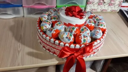 Як зробити в подарунок торт з кіндерів (кіндерів) Як зробити в подарунок торт з кіндерів