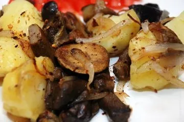 Картопля з грибами - смачне сезонне блюдо для сніданку