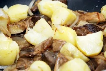 Картопля з грибами - смачне сезонне блюдо для сніданку