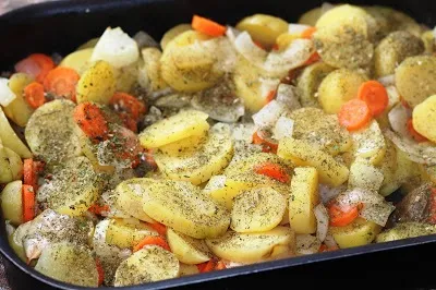 Картопля запечена в духовці з морквою і цибулею (коментарі) Картопля запечена в духовці з морквою і цибулею