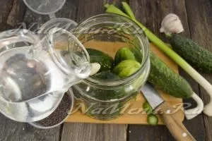 Огірки солоні в банках, хрусткі, на зиму, з гірчицею