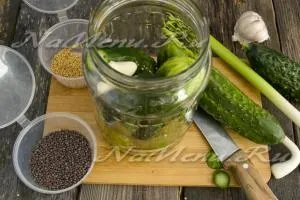 Огірки солоні в банках, хрусткі, на зиму, з гірчицею