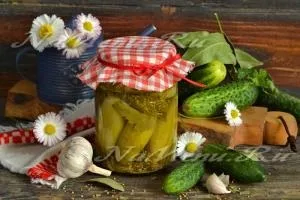 Огірки солоні в банках, хрусткі, на зиму, з гірчицею