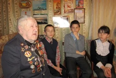Він пройшов війну від початку до кінця (кінця) Він пройшов війну від початку до кінця