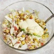 Крабовий салат з кукурудзою і рисом - покроковий рецепт приготування з фото (крабовий салат з рисом) Крабовий салат з кукурудзою і рисом - покроковий рецепт приготування з фото