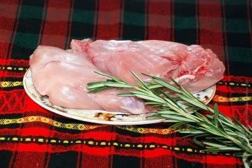 Кролик з картоплею запечений з травами в духовці (смачне святкове блюдо) Кролик з картоплею запечений з травами в духовці