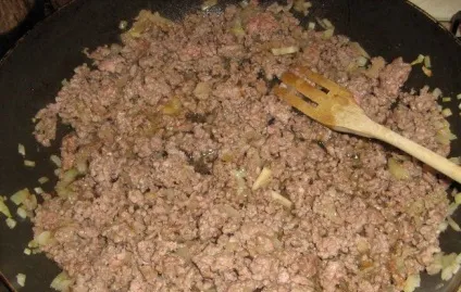 Кулеб'яка з м'ясом, картоплею та грибами (кулебяка) Кулеб'яка з м'ясом, картоплею та грибами