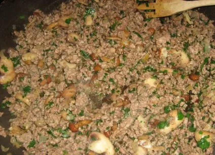 Кулеб'яка з м'ясом, картоплею та грибами (грибами) Кулеб'яка з м'ясом, картоплею та грибами