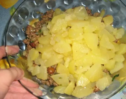 Кулеб'яка з м'ясом, картоплею та грибами (кулебяка) Кулеб'яка з м'ясом, картоплею та грибами