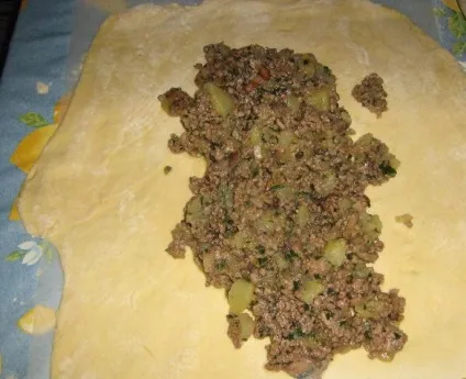 Кулеб'яка з м'ясом, картоплею та грибами (картоплею) Кулеб'яка з м'ясом, картоплею та грибами