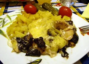 Курка з грибами під сиром