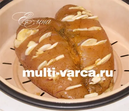 Куряча грудка з часником на пару в мультиварці (куряча) Куряча грудка з часником на пару в мультиварці