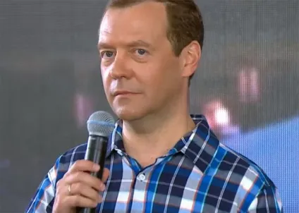 Або працюйте за копійки, або йдіть на всі чотири сторони - так медведев розуміє систему (працюйте) Або працюйте за копійки, або йдіть на всі чотири сторони - так медведев розуміє систему