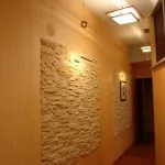 Оздоблення стін у передпокої штукатуркою