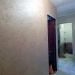 Оздоблення стін у передпокої штукатуркою