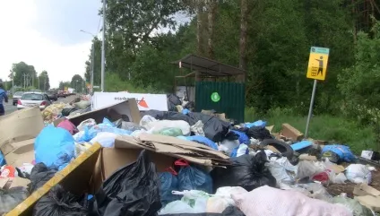 На тлі плакатів - чисте Підмосков'ї - уздовж трас ростуть гори сміття