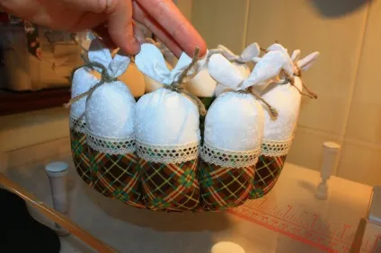 Великодній кошик з зайцями - ярмарок майстрів - ручна робота, handmade (гудзики) Великодній кошик з зайцями - ярмарок майстрів - ручна робота, handmade
