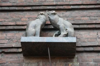 Пам'ятники котам і з котами))) - посміхайтеся, панове! (С) (котам) Пам'ятники котам і з котами))) - посміхайтеся, панове! (С)