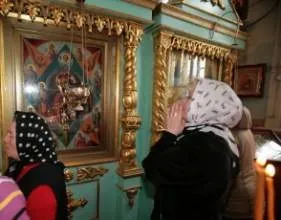 Чому люди в храмі поклоняються іконам, сім'я і віра (храмі) Чому люди в храмі поклоняються іконам, сім'я і віра