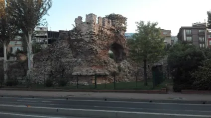 Плавати по морю необхідно!