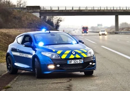 Поліцейські машини світу або на чому їздить поліція в різних країнах (поліцейські) Поліцейські машини світу або на чому їздить поліція в різних країнах