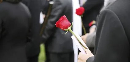 Прикмети на похоронах на кладовищі і після, на поминках чого не можна робити (чого) Прикмети на похоронах на кладовищі і після, на поминках чого не можна робити