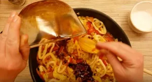 Простий і найсмачніший салат з кальмарів (простий) Простий і найсмачніший салат з кальмарів