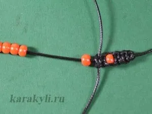 Проста фенечка прямими вузлами з намистинами своїми руками, каракулі
