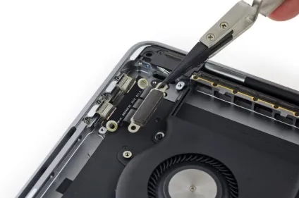 Розбирання ноутбука apple macbook pro з панеллю touch bar показала, що з пристроєм краще бути (ноутбука) Розбирання ноутбука apple macbook pro з панеллю touch bar показала, що з пристроєм краще бути