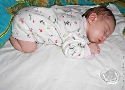Дитина 4 місяці перевертається сні