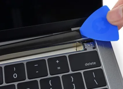 Розбирання ноутбука apple macbook pro з панеллю touch bar показала, що з пристроєм краще бути (apple) Розбирання ноутбука apple macbook pro з панеллю touch bar показала, що з пристроєм краще бути