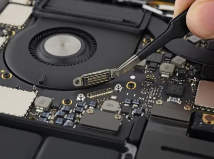 Розбирання ноутбука apple macbook pro з панеллю touch bar показала, що з пристроєм краще бути (macbook) Розбирання ноутбука apple macbook pro з панеллю touch bar показала, що з пристроєм краще бути