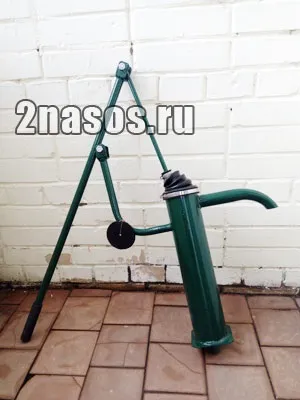 Ручна колонка для води на дачі
