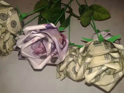 Троянди з грошових купюр, сама я (купюр) Троянди з грошових купюр, сама я