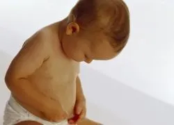 Чому дитина постійно чіпає пісюлю