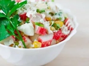 Салат з крабовим м'ясом прості покрокові рецепти з фото (салат з крабовим м'ясом і огірком) Салат з крабовим м'ясом прості покрокові рецепти з фото