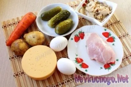 Салат мисливський з куркою, грибами і огірків - рецепт з фото крок за кроком