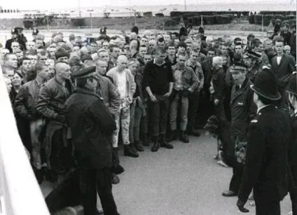 Скінхед, енциклопедія моди (Однак часом) Скінхед, енциклопедія моди