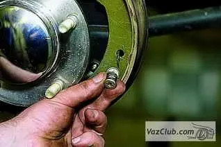 Зняття і установка задніх гальмівних колодок нива 2121, нива 2131