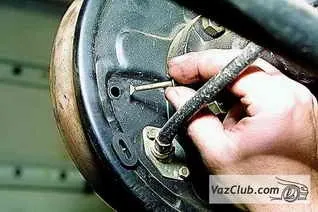 Зняття і установка задніх гальмівних колодок нива 2121, нива 2131