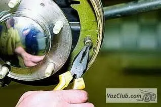 Зняття і установка задніх гальмівних колодок нива 2121, нива 2131