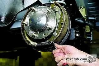 Зняття і установка задніх гальмівних колодок нива 2121, нива 2131