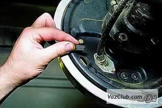 Зняття і установка задніх гальмівних колодок нива 2121, нива 2131