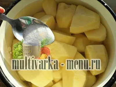 Свинячий гуляш з повітряним картопляним пюре, другі страви (гуляш зі свинини) Свинячий гуляш з повітряним картопляним пюре, другі страви