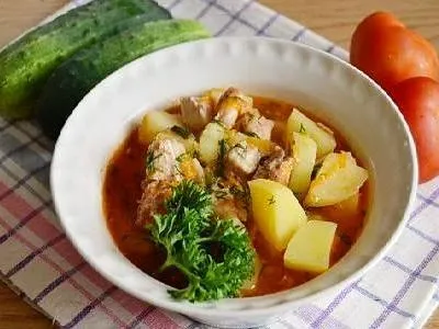 Тушкована картопля з тушонкою в каструлі (тушонкою) Тушкована картопля з тушонкою в каструлі