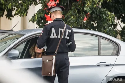 Уральська життя, як вона є екс-даішник на машині депутата був зупинений колегами () Уральська життя, як вона є екс-даішник на машині депутата був зупинений колегами