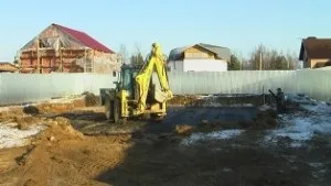 Вирівнювання ділянки під будівництво будинку (будівництво) Вирівнювання ділянки під будівництво будинку
