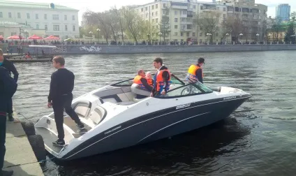 Водні прогулянки на міському ставку - скільки коштує покататися на човні або катері на Дамбі